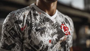 João Cancelo usa camisa do Corinthians em homenagem aos fãs do Timão e Racionais