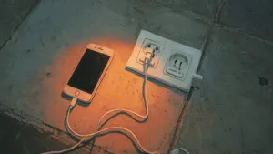 Usar celular na tomada pode matar: como evitar acidentes elétricos e proteger sua família