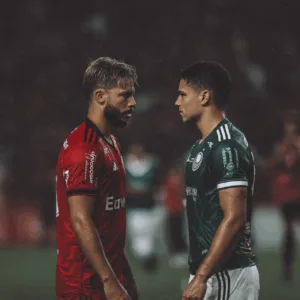 Flamengo e Palmeiras: estratégias opostas e a nova guerra no mercado da bola