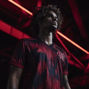 Flamengo lança camisa especial em comemoração aos 130 anos de história