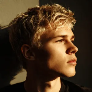 Pedro Novaes emociona-se com recado dos pais: “Artista nato”