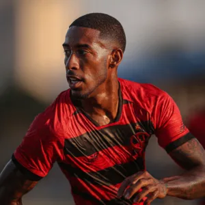Flamengo avalia reforço de Anderson Talisca e receita com venda de Vinícius Júnior