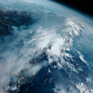 Frente fria avança pelo Brasil e provoca alerta de temporal: veja a previsão para o início da semana