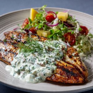 Tilápia Assada com Creme de Cebola: Sabor e Praticidade em Um Só Prato