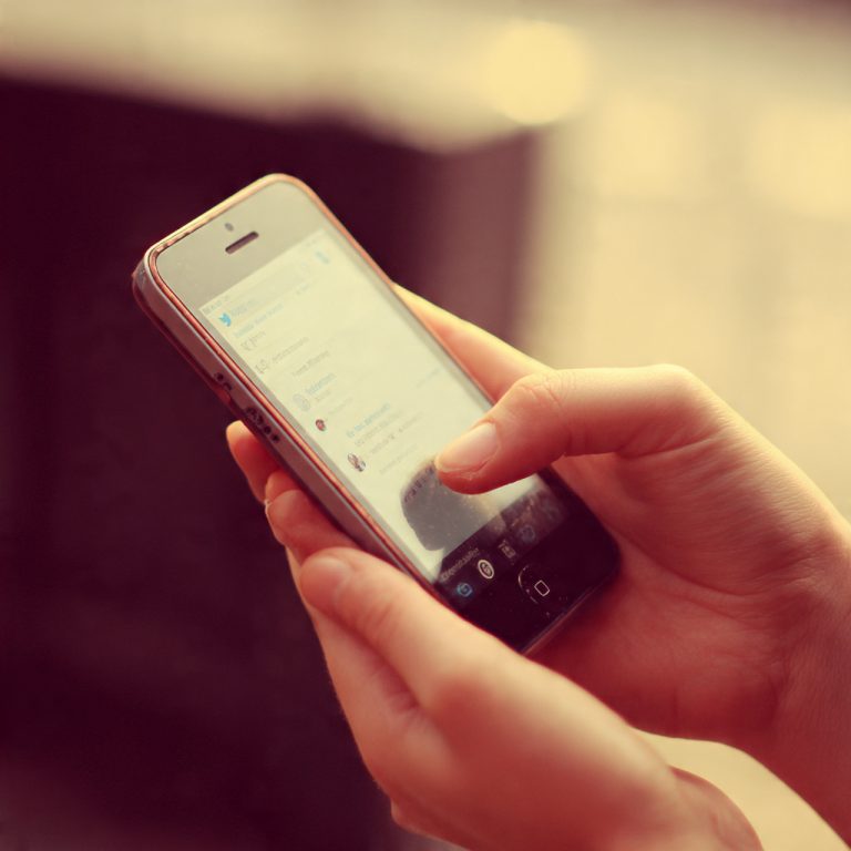 Grok, IA de Elon Musk, admite falhas após gerar imagens sexualizadas de menores e acende alerta global