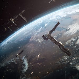 Starlink vai baixar altitude de satélites para reduzir risco de colisão no espaço