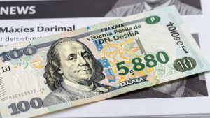 Dólar atinge máxima próxima de R$ 5,80 enquanto Ibovespa recua com aprovação da PEC 6×1 no Senado